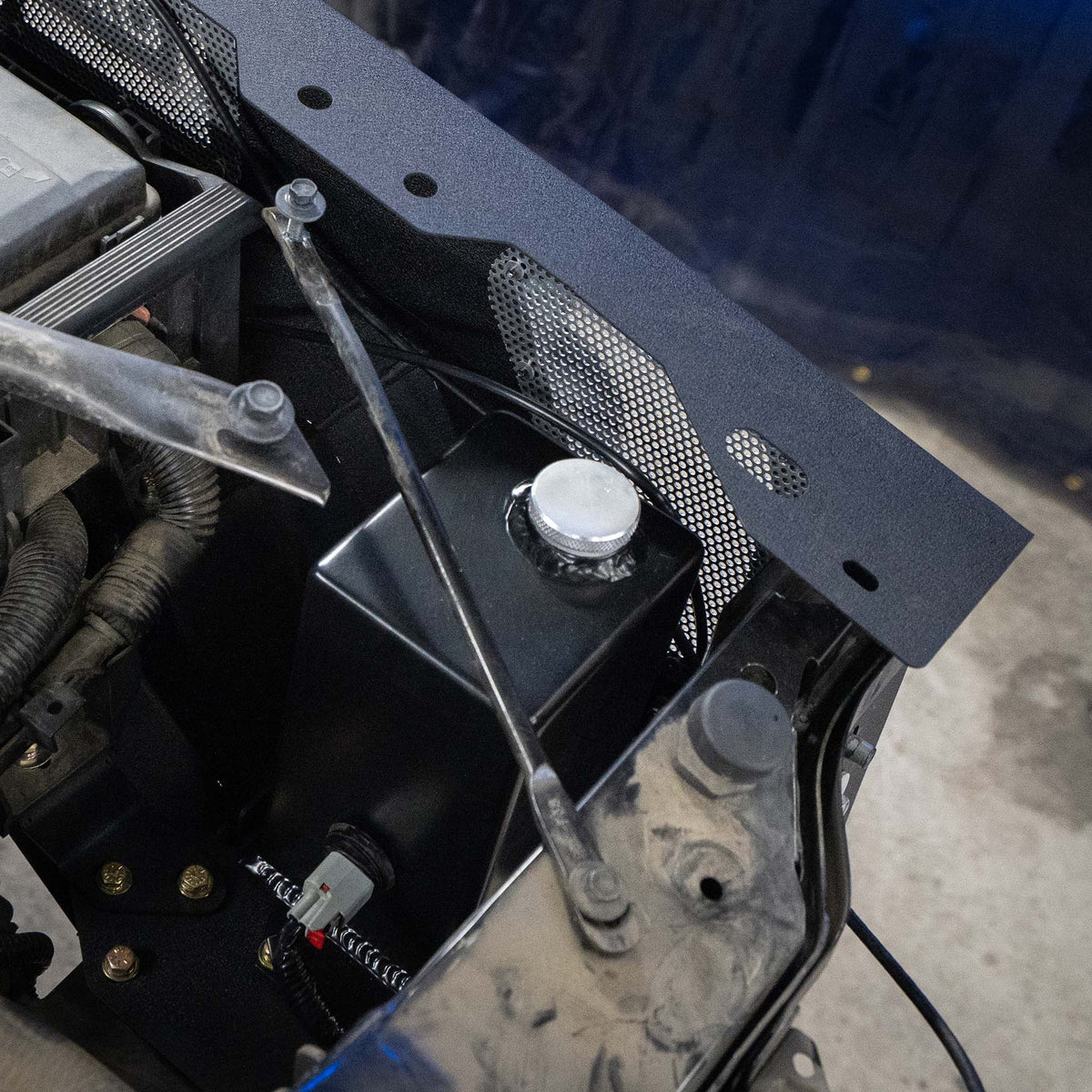 Dirt King Wiper Fluid Tank | 2014–2018 Chevrolet Silverado 1500 / 2014–2018 GMC Sierra 1500 – view 3
